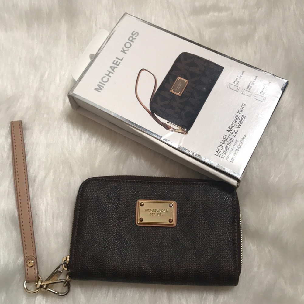 Michael Kors Essential Zip Wallet MK Monogram